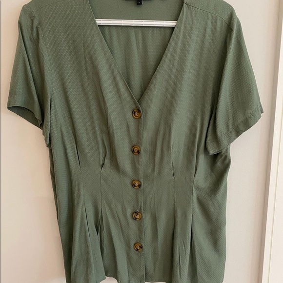 Button up shirt - Picture 1 of 5